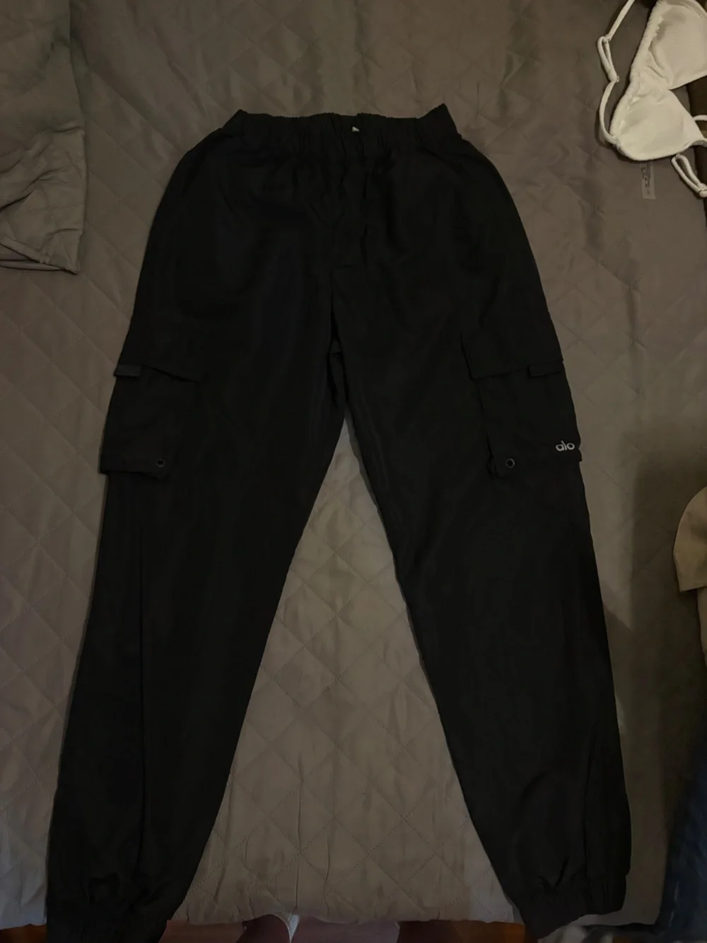 ALO Yoga women’s Black Cargo Pants with Elastic Cuffs